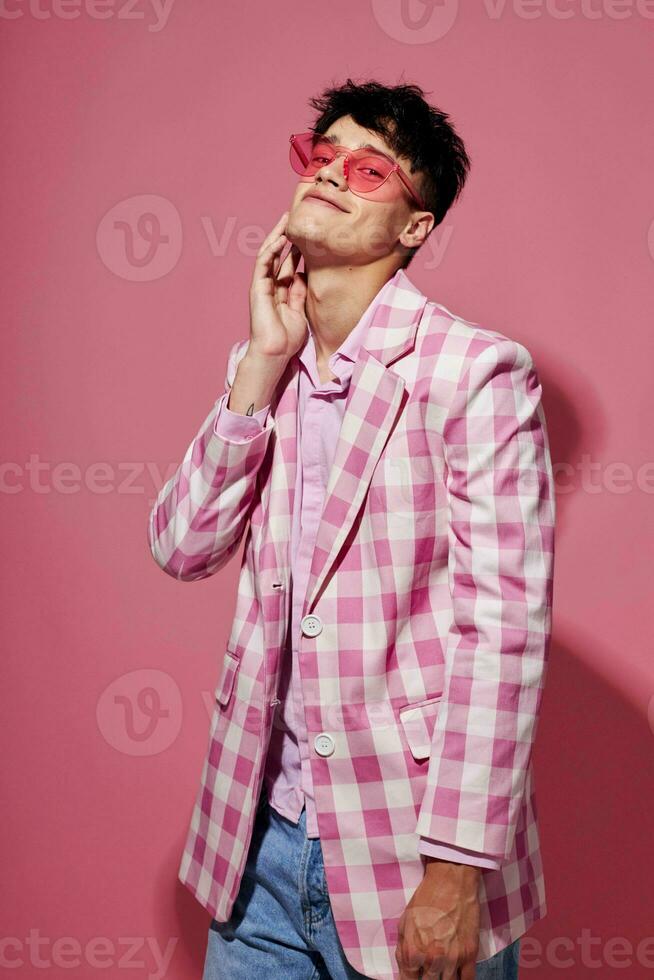 foto do romântico jovem namorado xadrez blazer Rosa óculos moda moderno estilo isolado fundo inalterado