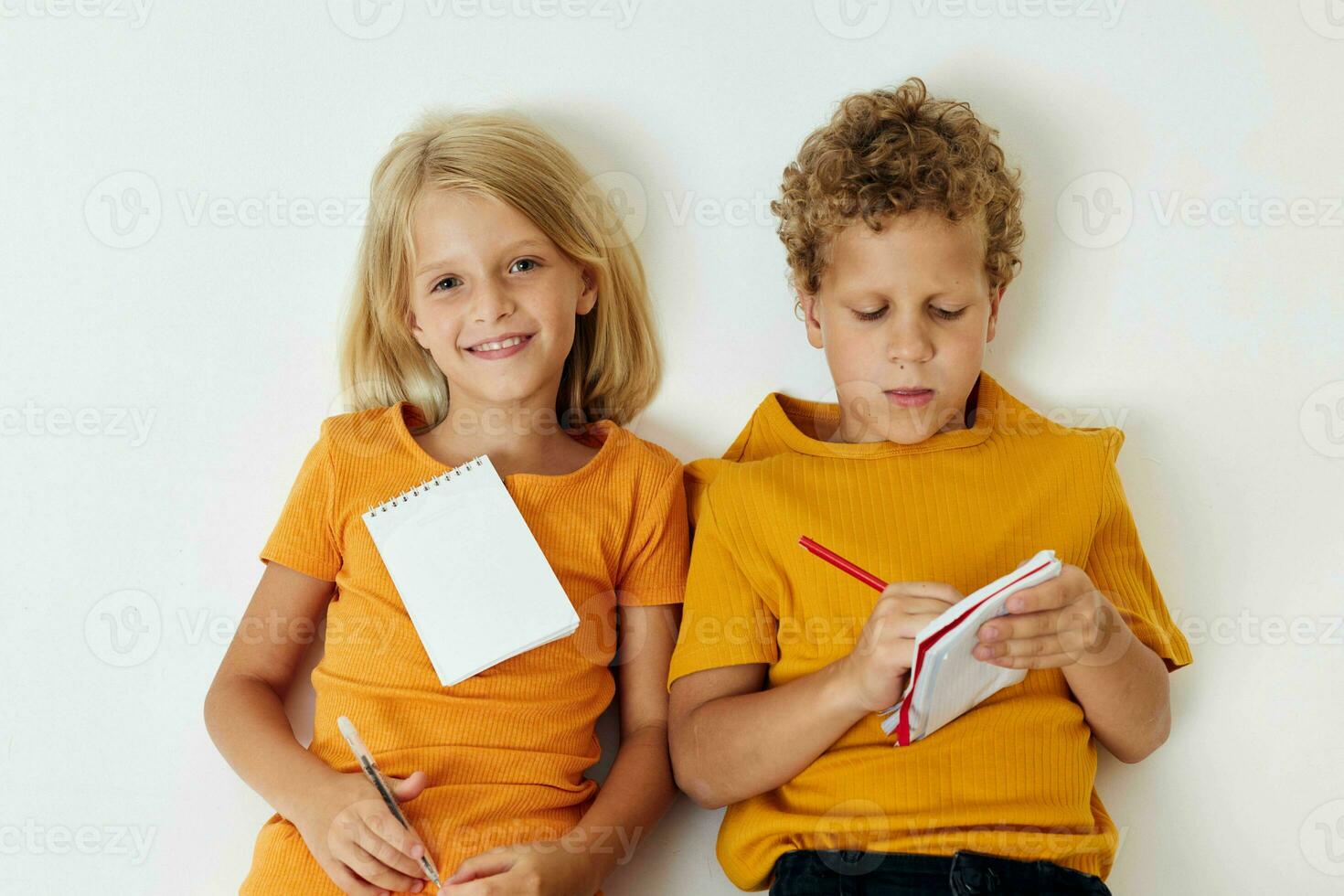 fofa pré escola crianças infância entretenimento desenhando luz fundo inalterado foto