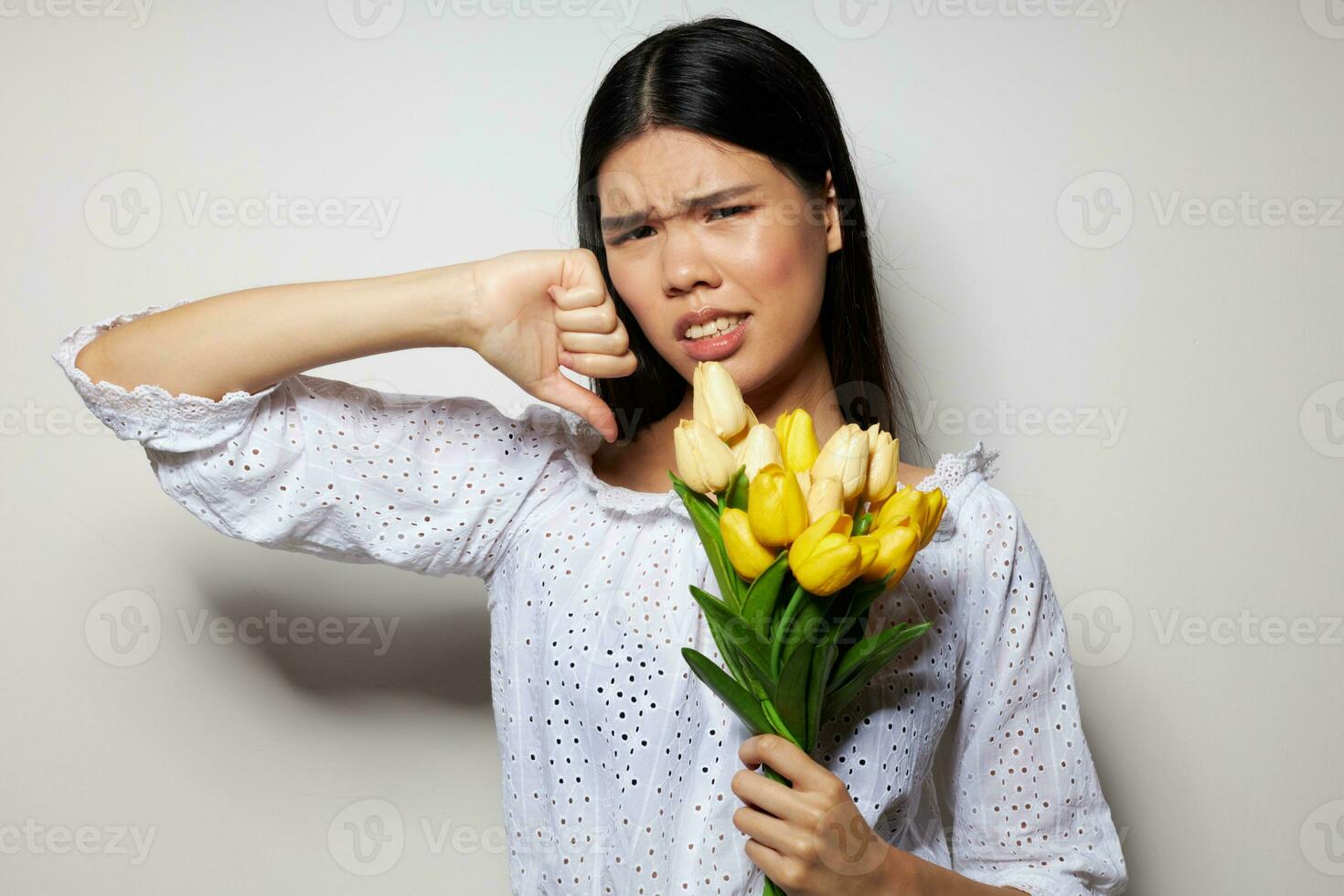 bonita morena dentro uma branco camisa flores Primavera posando isolado fundo inalterado foto