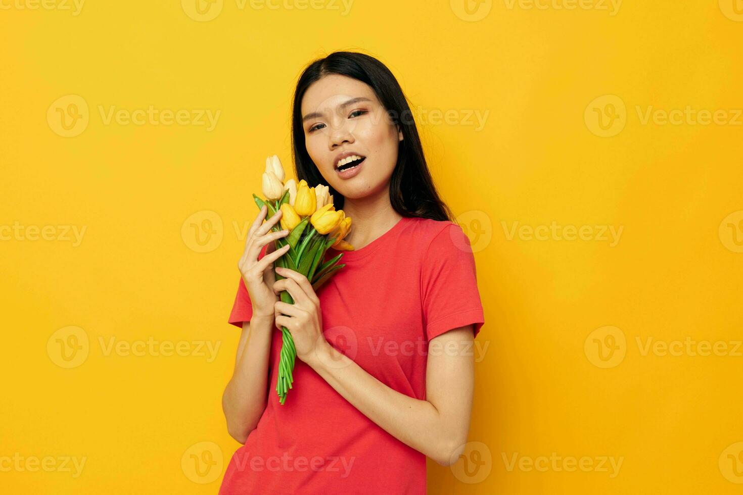 fofa ásia menina dentro vermelho camiseta com uma ramalhete do flores foto