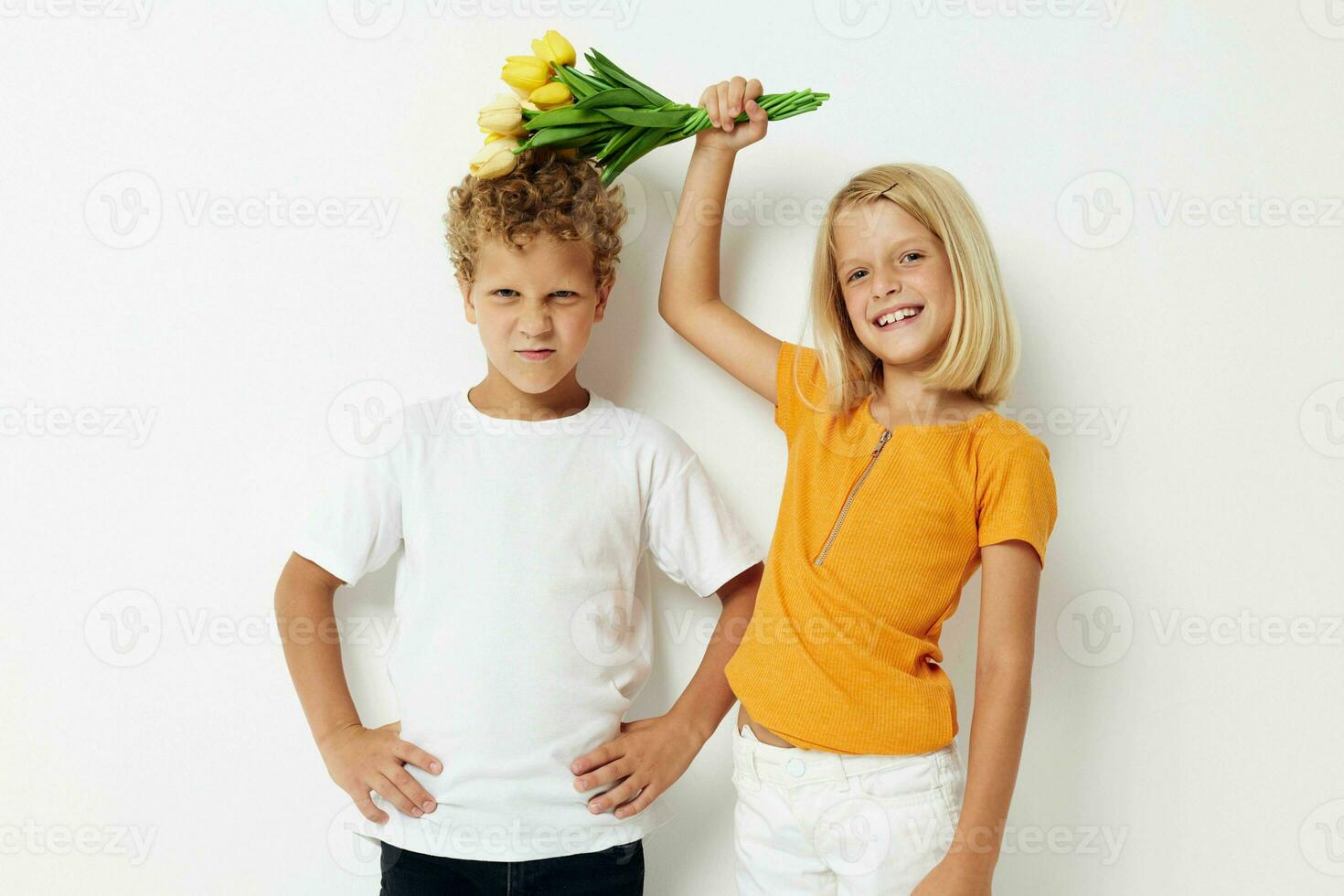 pequeno crianças com uma ramalhete do flores presente aniversário feriado infância estilo de vida inalterado foto