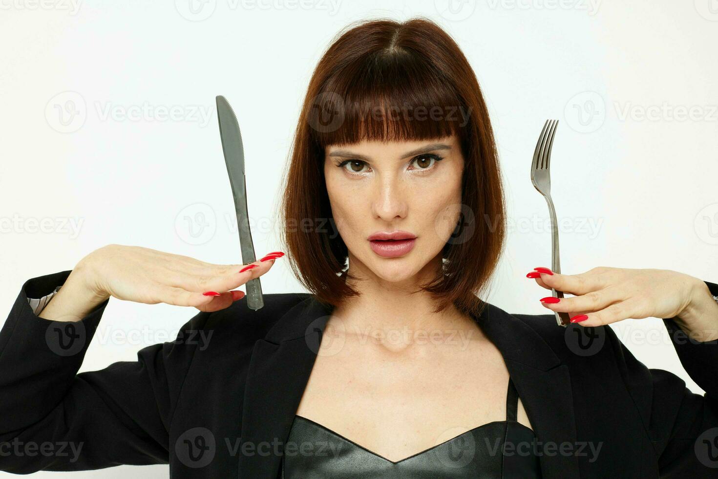 foto bonita mulher faca e garfo dentro mãos emoções posando isolado fundo