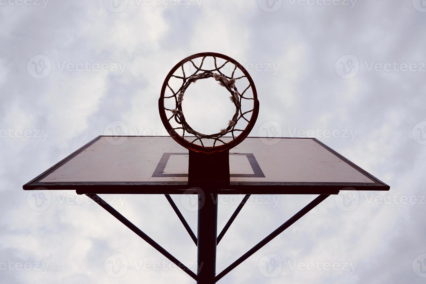 silhueta da cesta de basquete de rua foto