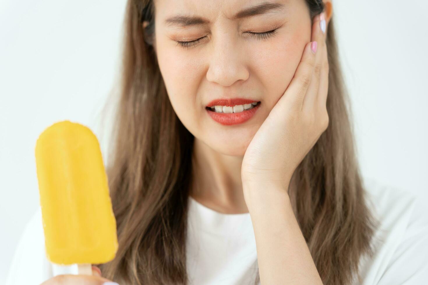 ásia mulher sentir sensível dentes depois de comendo gelo creme, fêmea Sofra dente, decair problemas, dental Cuidado, dente Extração, decair problema, mau respiração, gengival recessão, oral higiene instrução foto