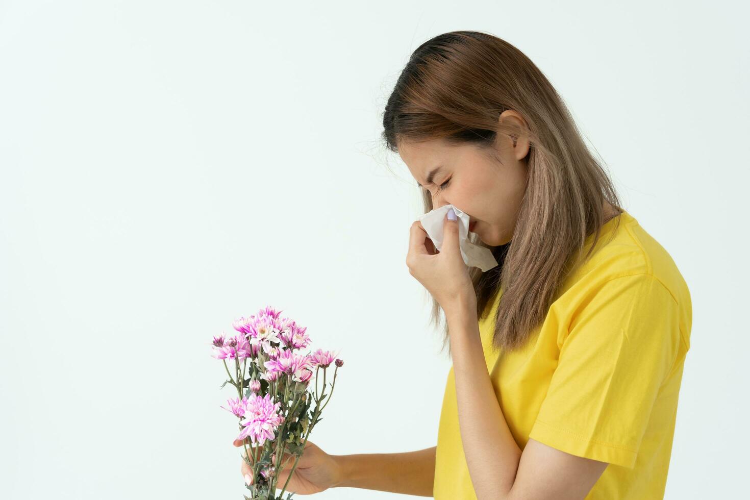 pólen alergias, ásia jovem mulher espirros dentro uma lenço ou sopro dentro uma limpar, alérgico para selvagem Primavera flores ou flores durante Primavera. alérgico reação, respiratório sistema problemas foto