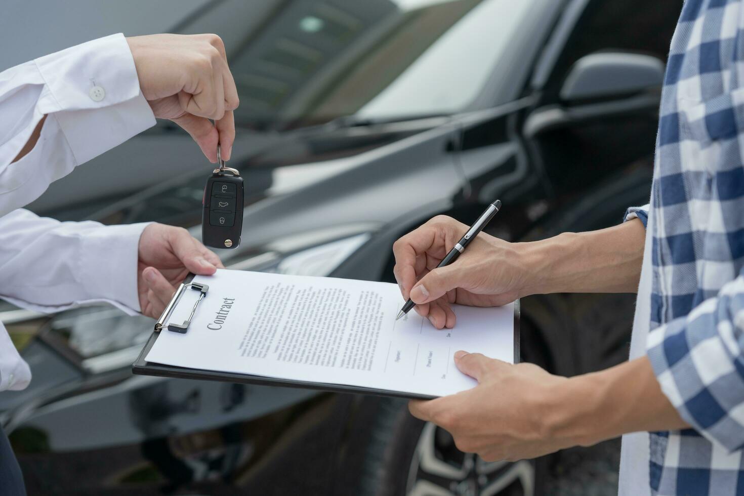 alugar, alugar carro, vender, comprar. o gerente da concessionária envia as chaves do carro para o novo proprietário. vendas, empréstimo de crédito financeiro, aluguel de veículo, seguro, aluguel, vendedor, negociante, prestação, negócio de cuidados com o carro foto