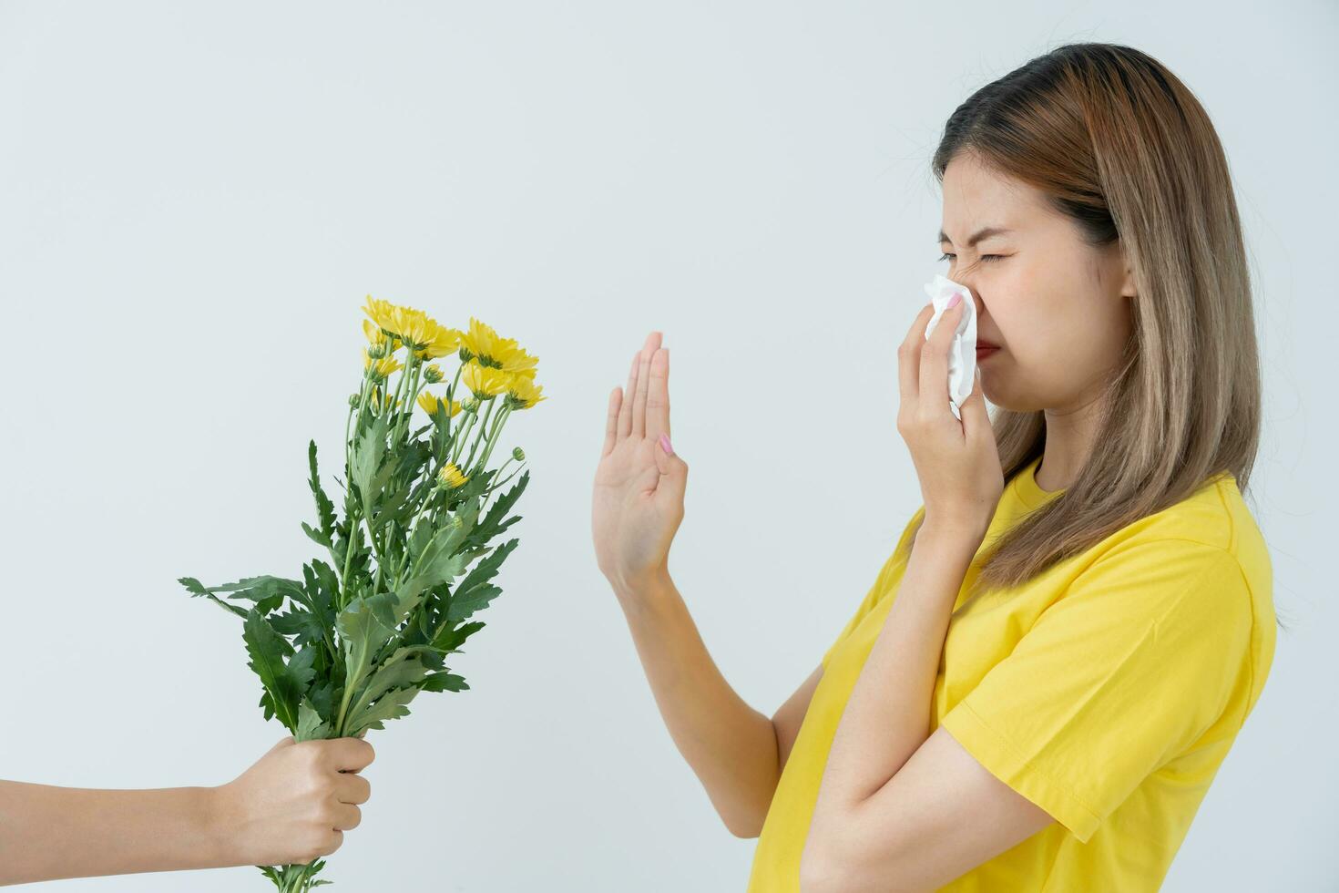 pólen alergias, ásia jovem mulher espirros dentro uma lenço ou sopro dentro uma limpar, alérgico para selvagem Primavera flores ou flores durante Primavera. alérgico reação, respiratório sistema problemas foto