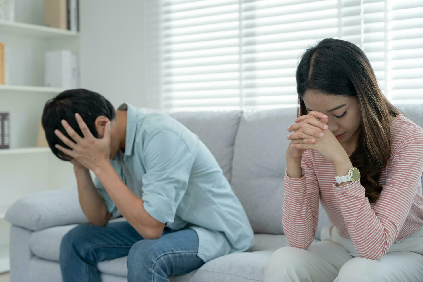 divórcio e brigas. casais estão desesperados e desapontados após o casamento. marido e mulher estão tristes, chateados e frustrados depois de brigas. desconfiança, problemas amorosos, traições. problema familiar. foto