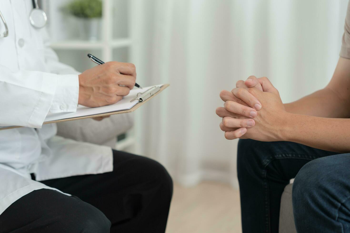 homem com mental saúde problemas é consultando. psiquiatra é gravação a pacientes condição para tratamento. encorajamento, amor e família problema, bipolar , depressão paciente, proteger suicídio foto