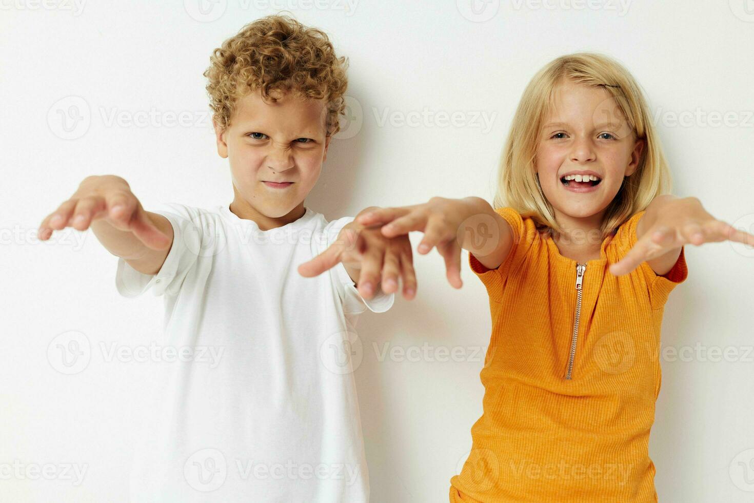 Garoto e menina mão gestos Diversão infância isolado fundo inalterado foto