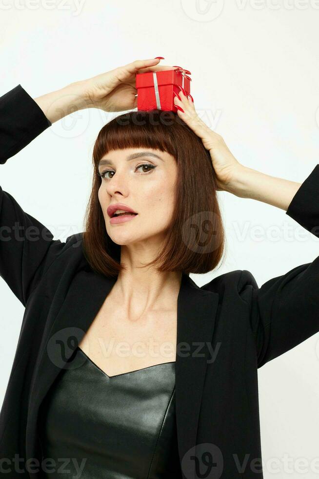 retrato do uma mulher dentro uma Preto Jaqueta vermelho unha polonês feriado presente luz fundo foto