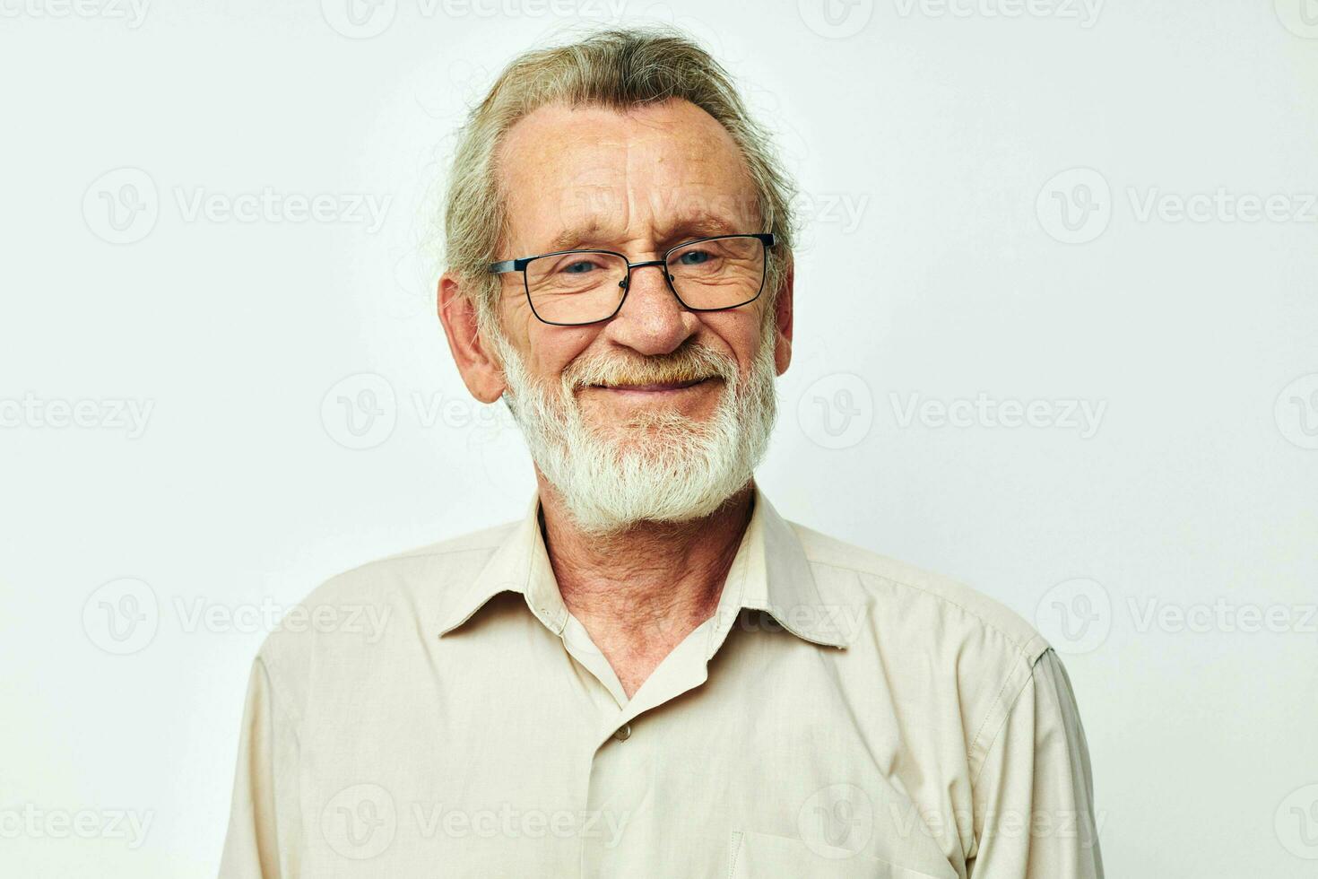 dentro a estúdio, a idosos homem com óculos e uma cinzento barba foto