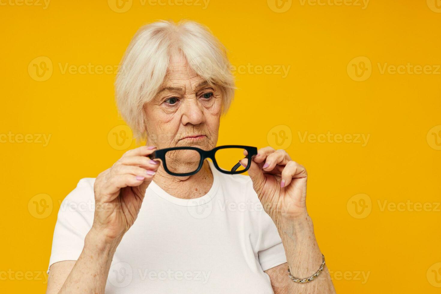 sorridente idosos mulher visão problemas com óculos fechar-se emoções foto