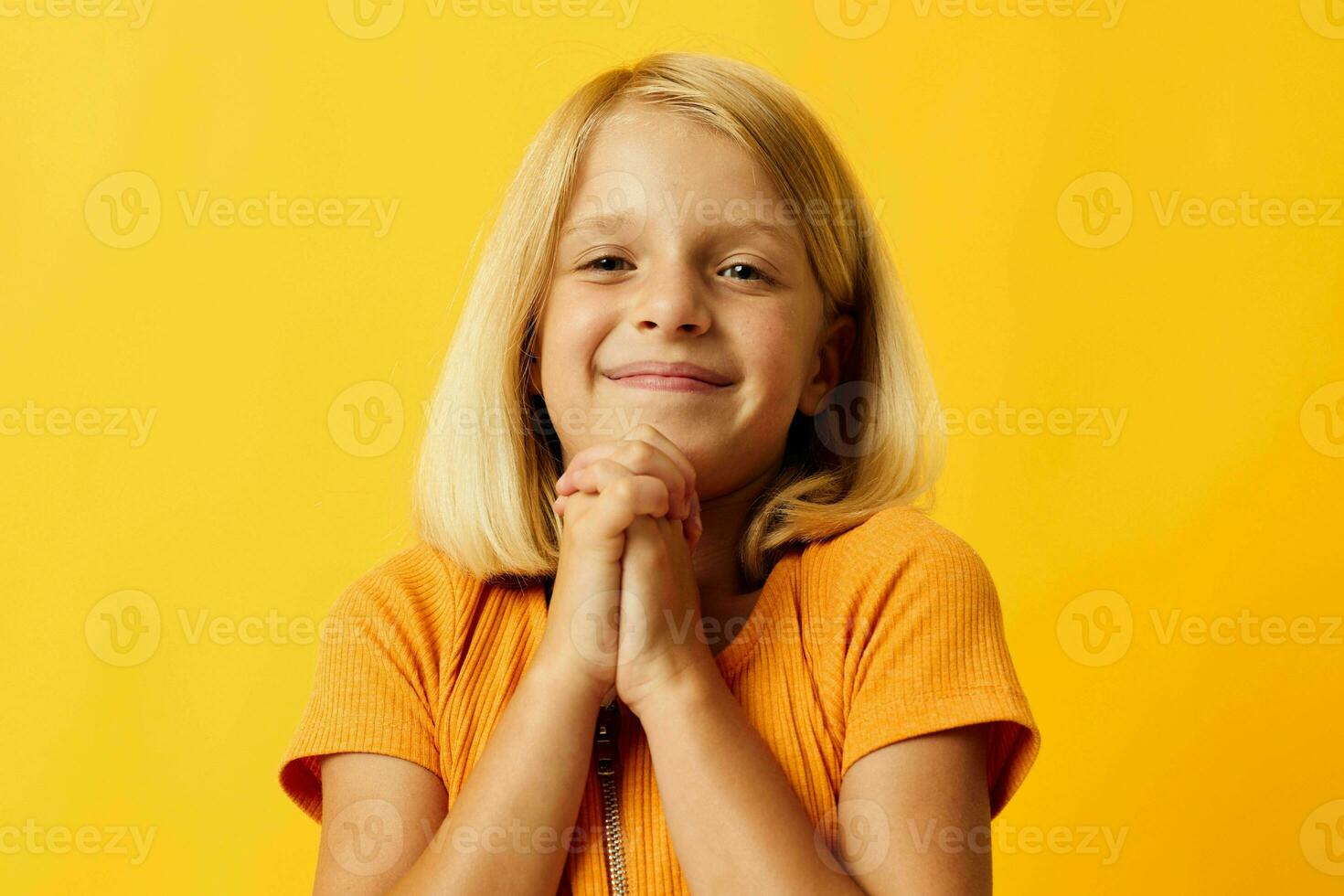 pequeno menina Loiras em linha reta cabelo posando sorrir Diversão cor fundo inalterado foto