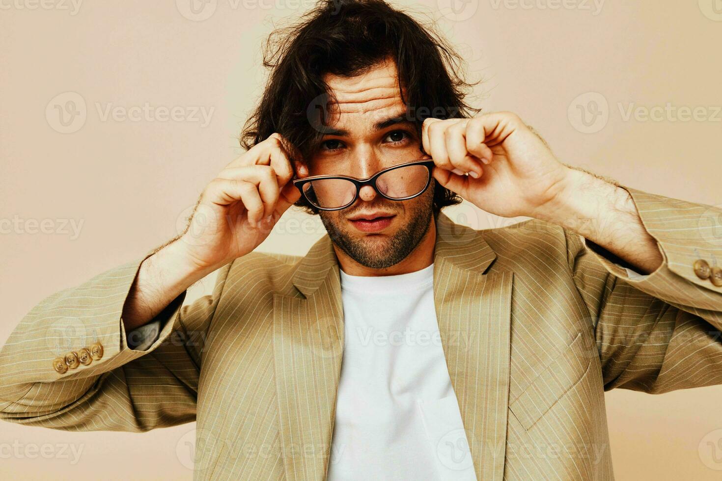 homem com óculos emoções gesto mãos posando isolado fundo foto