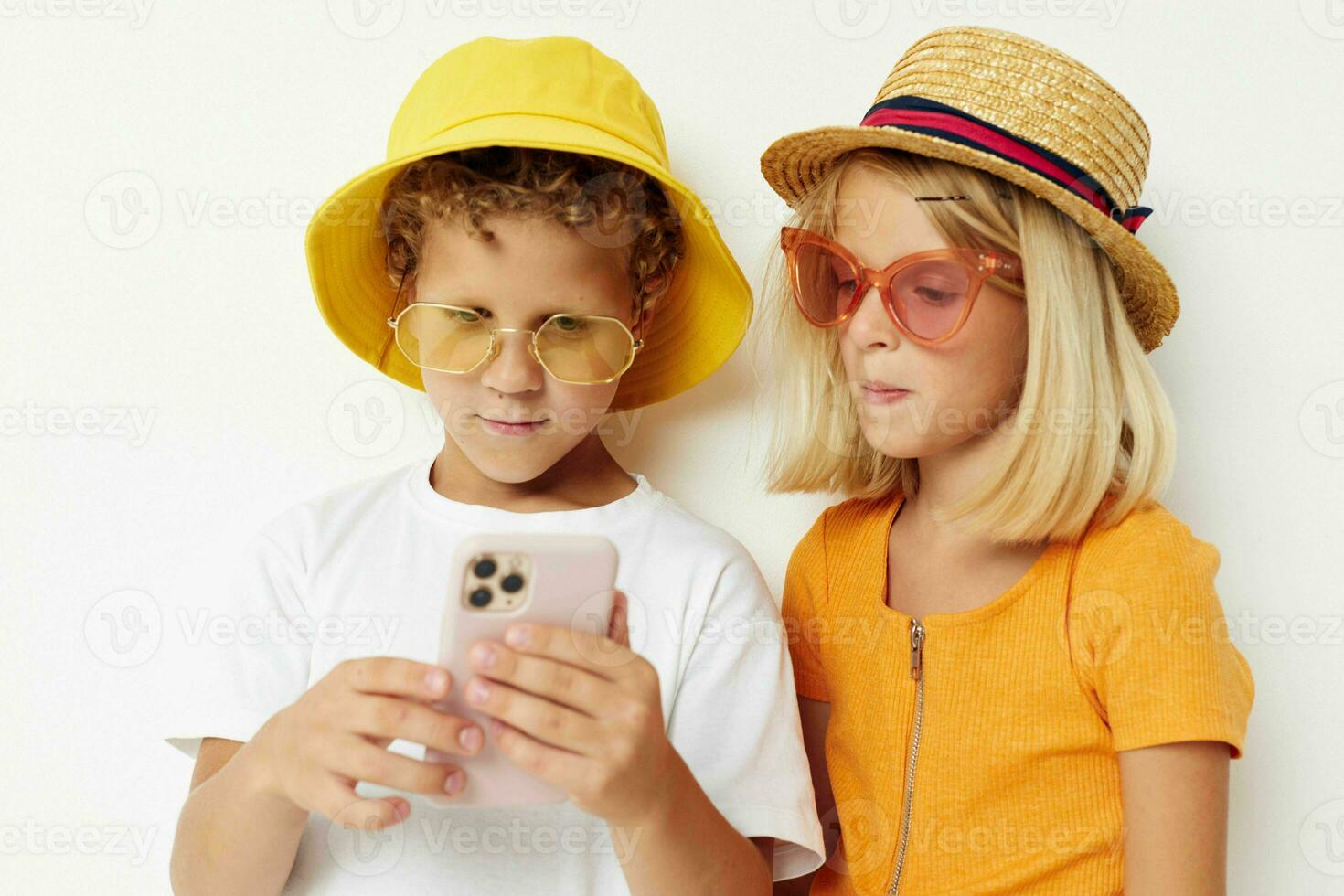 elegante Garoto e menina vestindo óculos posando telefone entretenimento foto