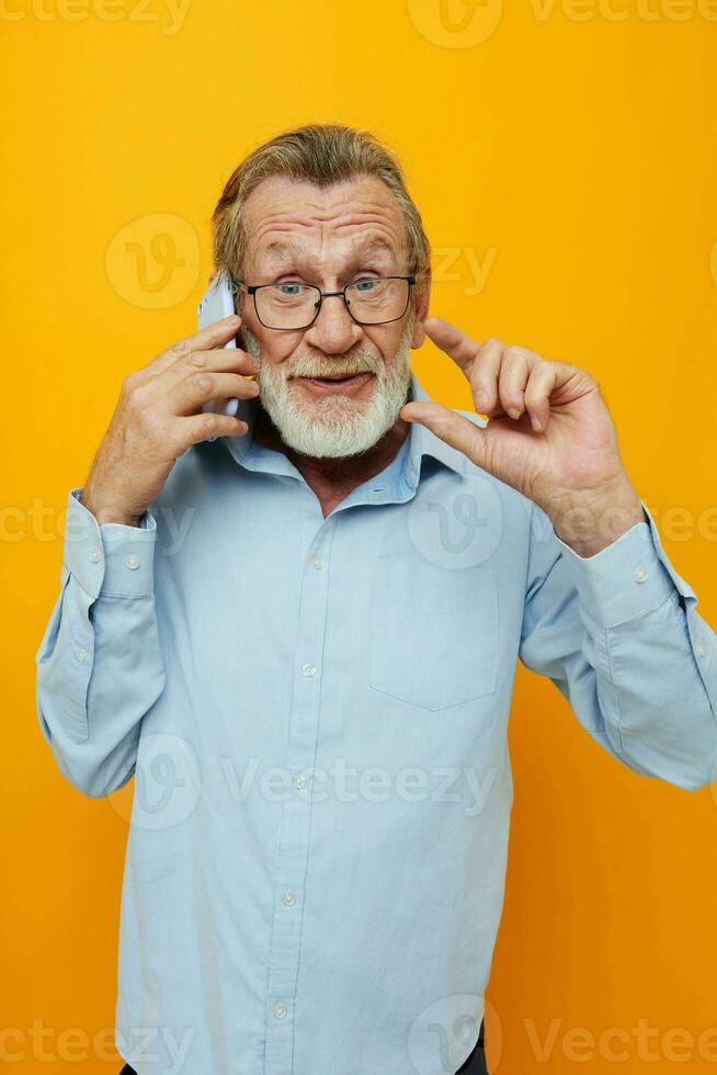 velho homem falando em a telefone posando fechar-se inalterado foto