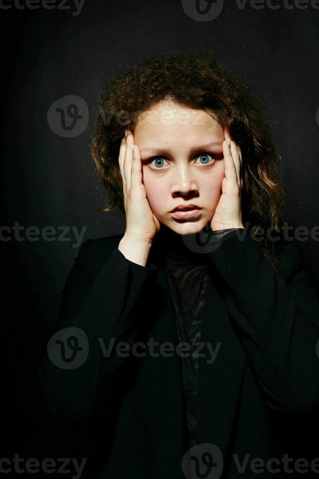 mulher dentro Preto blazer moda posando cortada Visão foto