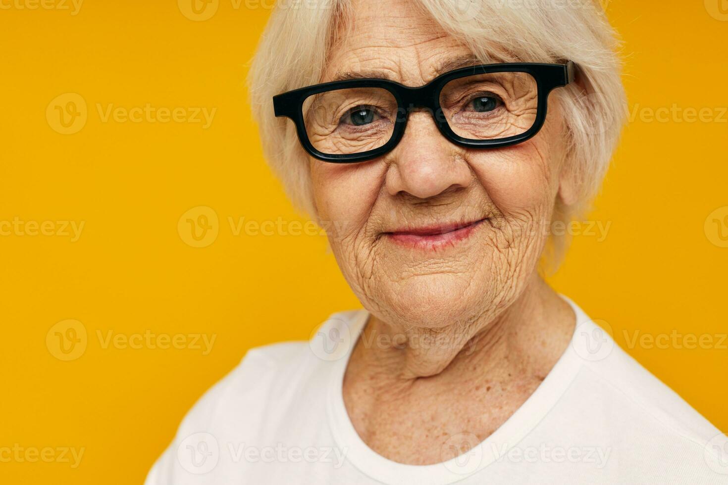 retrato do a velho amigáveis mulher saúde estilo de vida Óculos isolado fundo foto