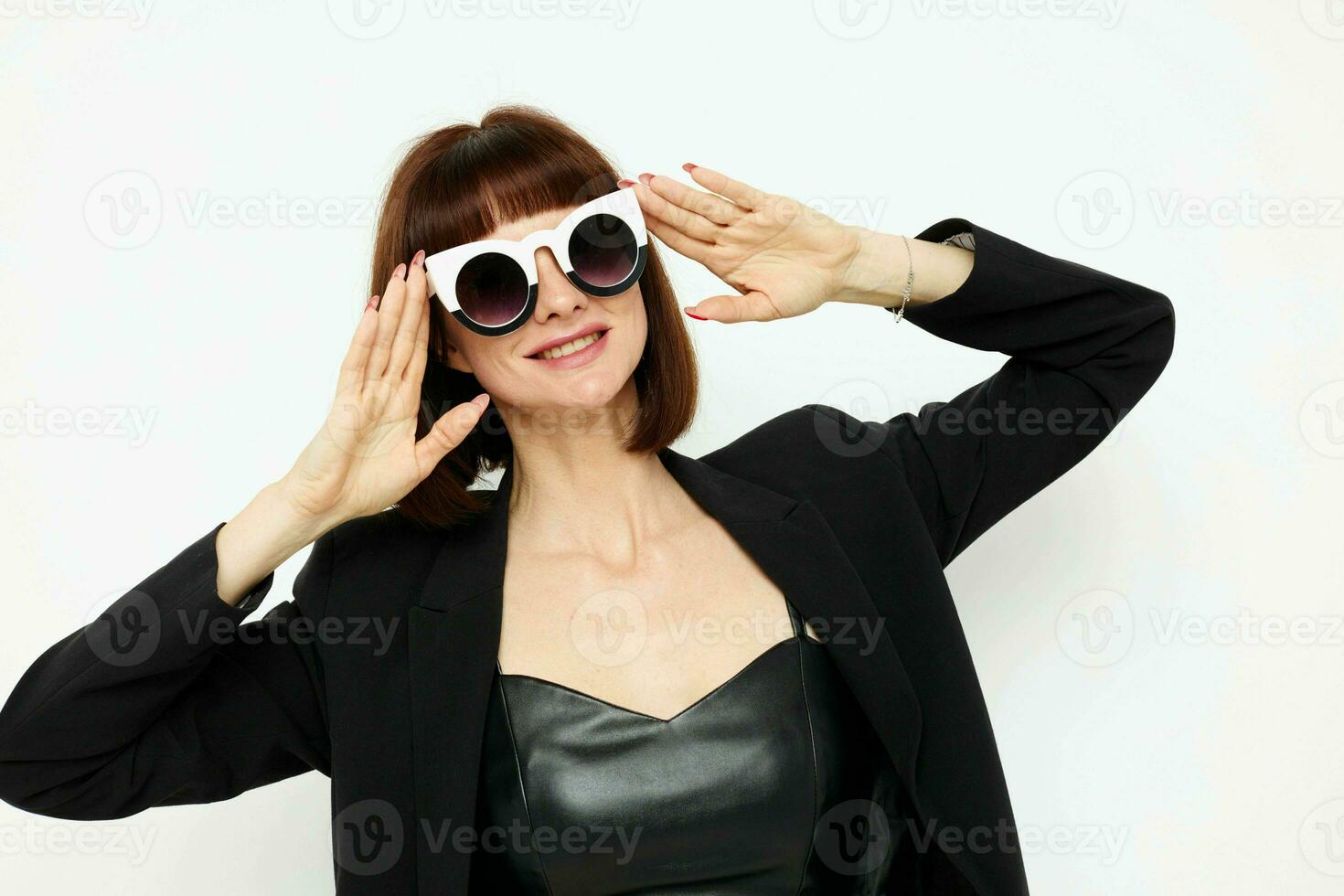 lindo mulher dentro uma Preto Jaqueta vermelho unha polonês à moda oculos de sol isolado fundo foto