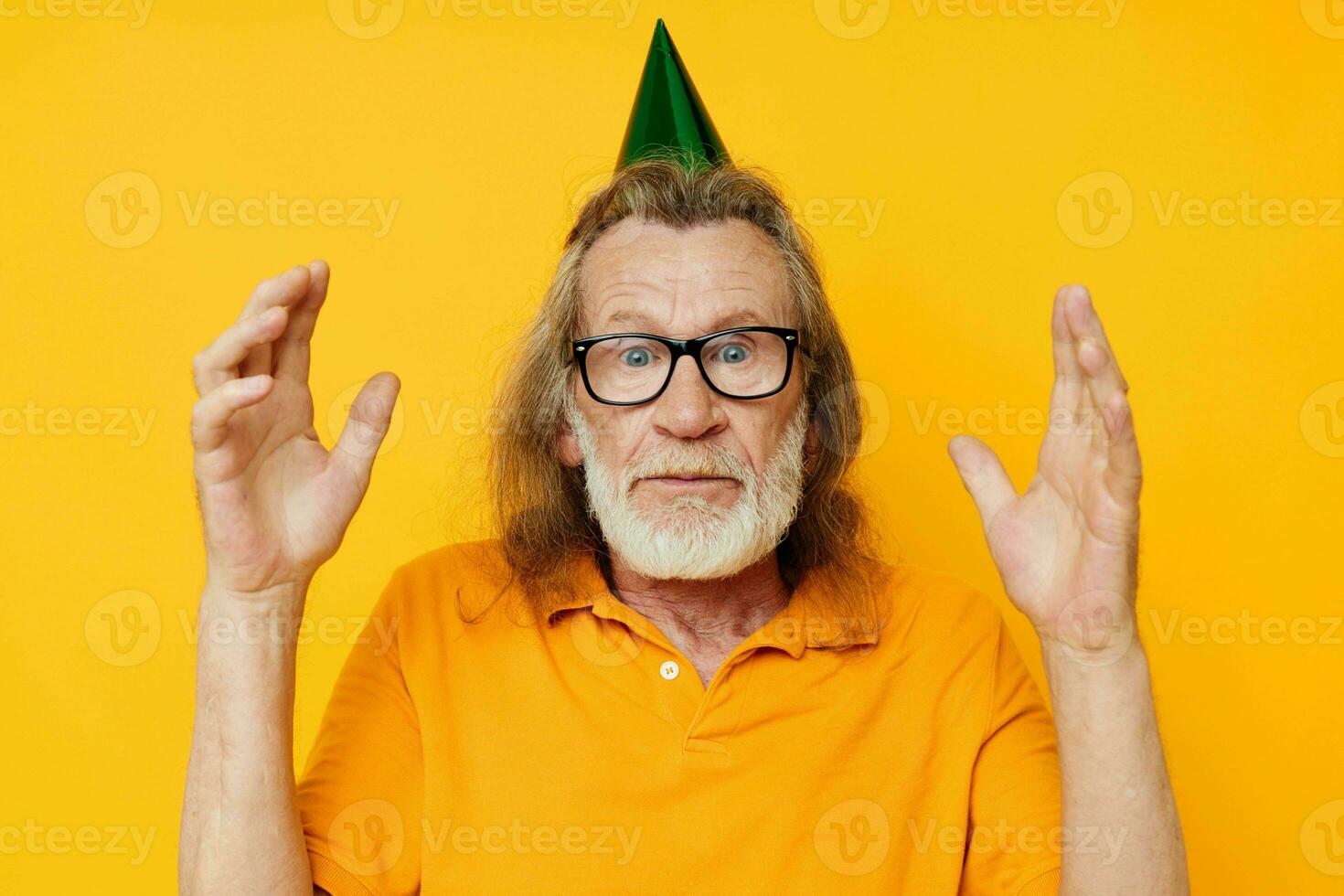 idosos homem dentro uma amarelo camiseta com uma boné em dele cabeça Diversão monocromático tiro foto