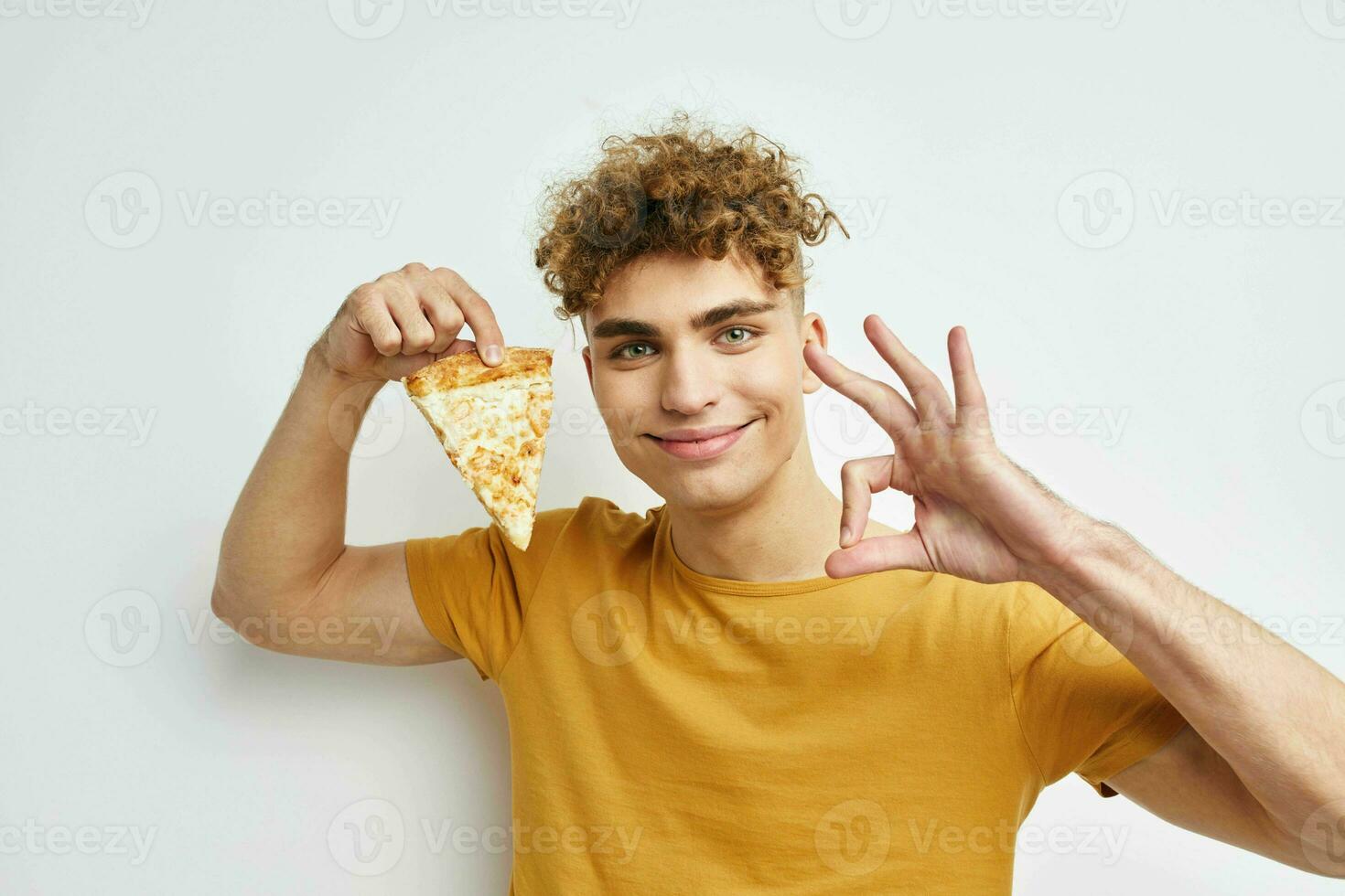 pervertido cara dentro uma amarelo camiseta comendo pizza estilo de vida inalterado foto