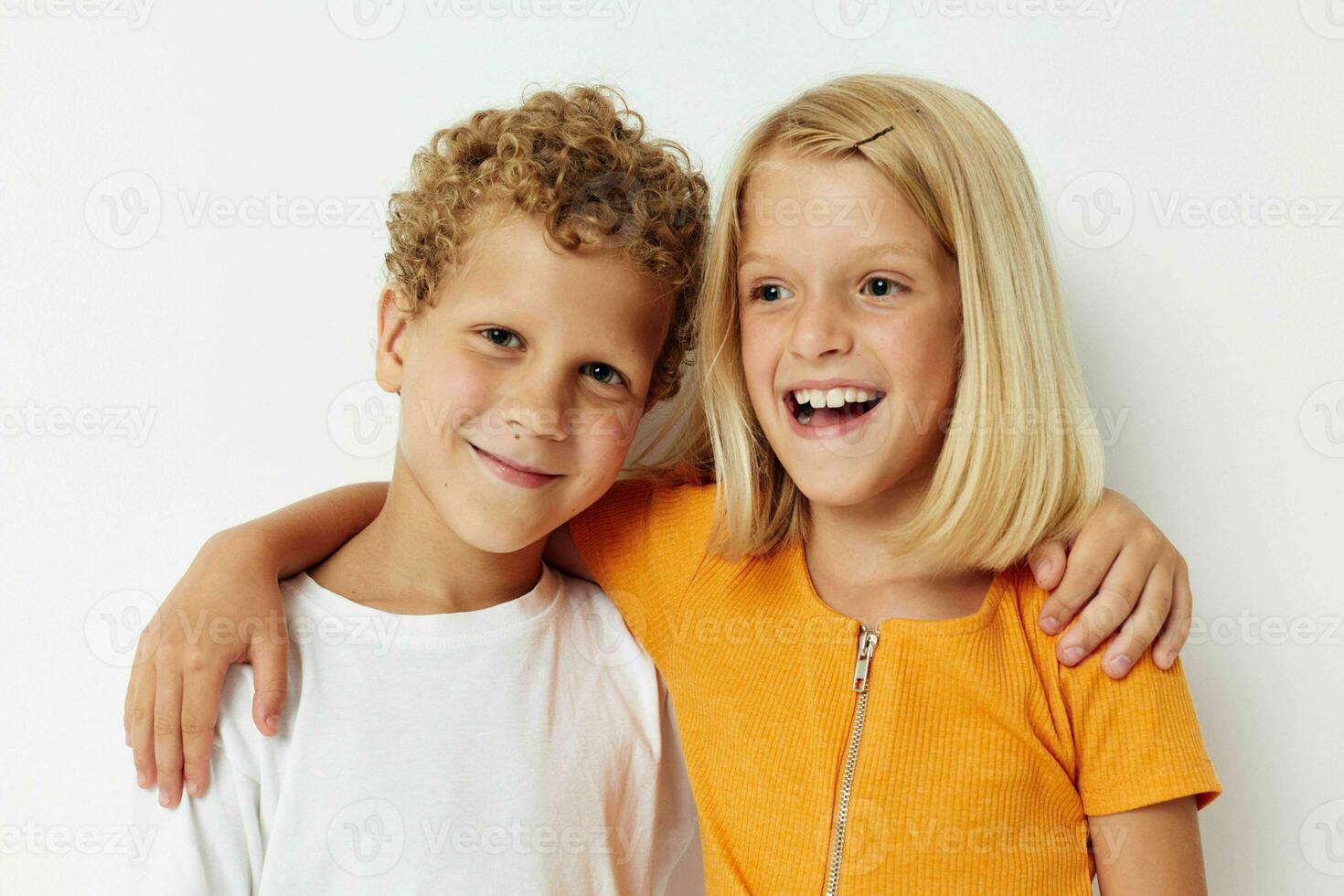 fofa pré escola crianças amizade juntos posando emoções luz fundo aguarde mãos foto