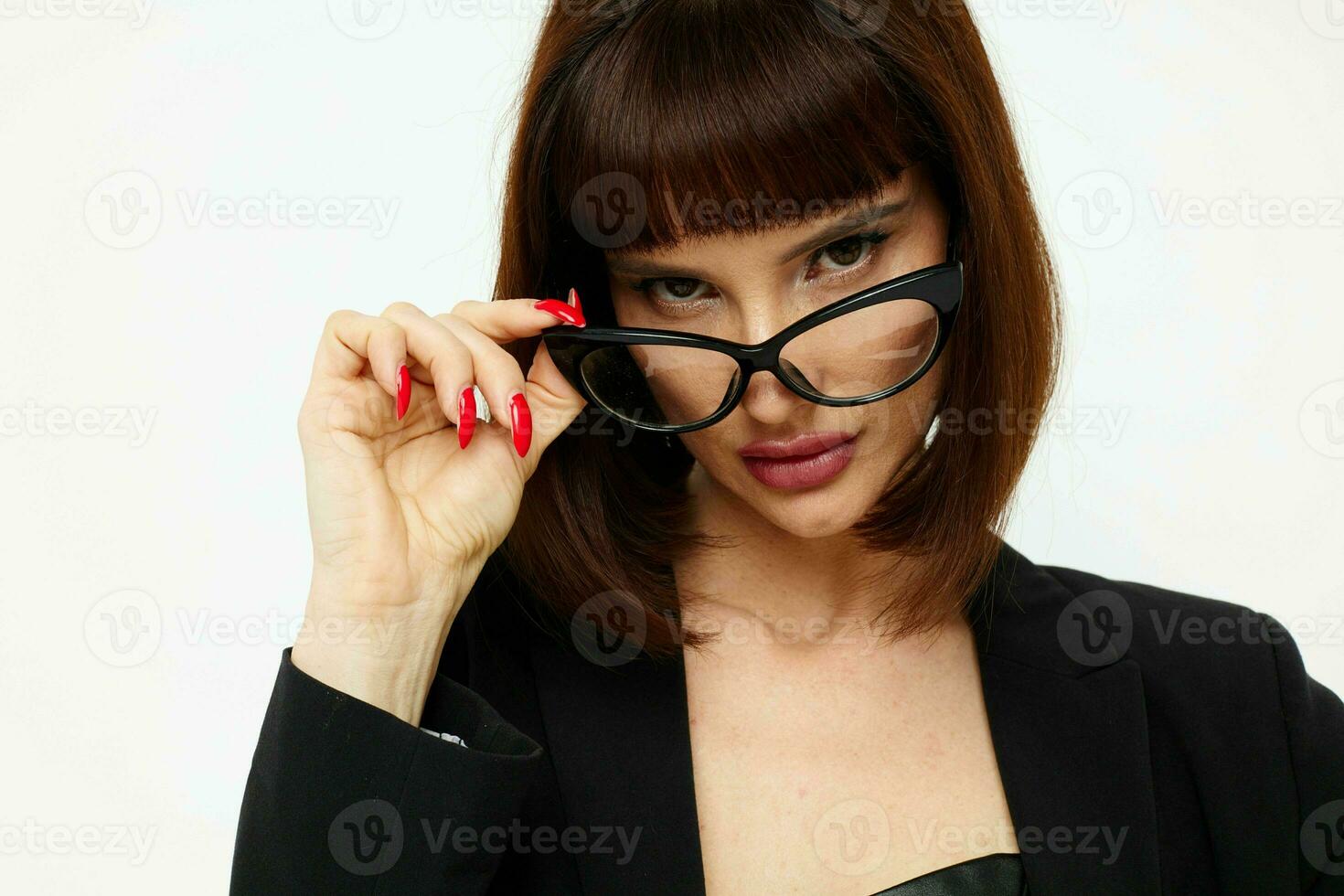 foto bonita mulher dentro uma Preto Jaqueta vermelho unha polonês óculos estilo de vida inalterado