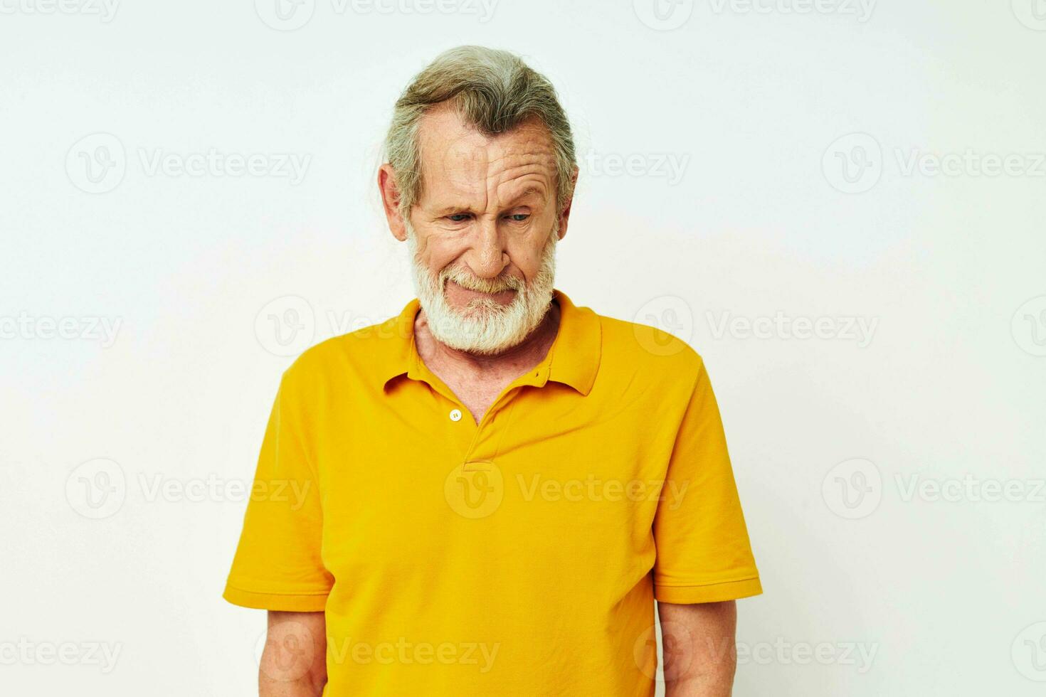 retrato idosos homem com uma cinzento barba emoção gestos mãos isolado fundo foto