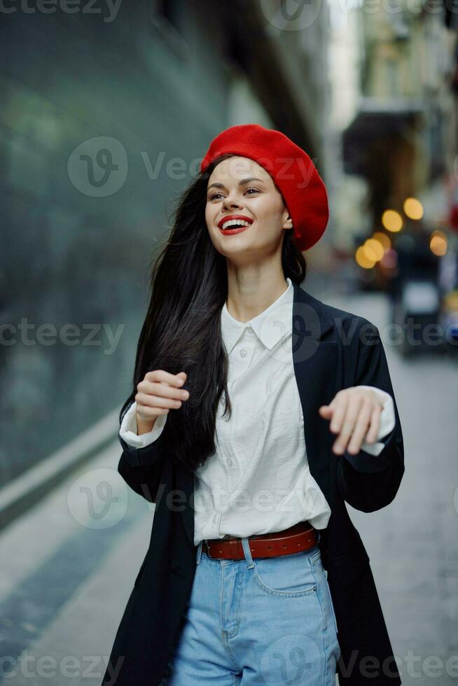 moda mulher sorrir com dentes retrato caminhando turista dentro à moda roupas dentro Jaqueta com vermelho lábios caminhando baixa limitar cidade rua vôo cabelo, viagem, cinematográfico cor, retro vintage estilo. foto