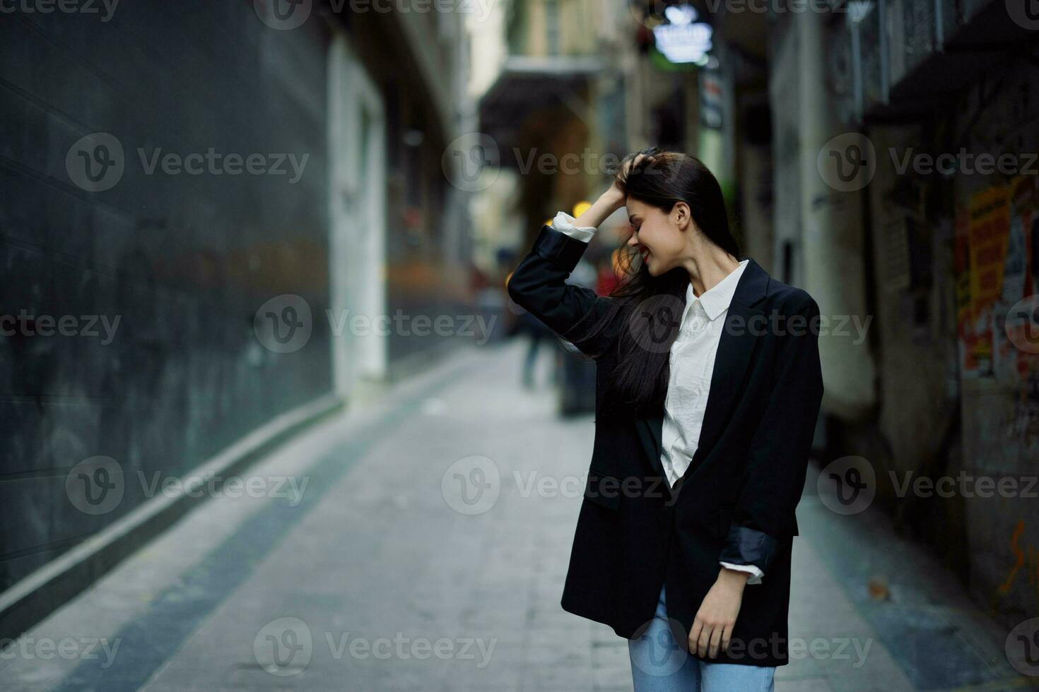 moda mulher sorrir com dentes retrato turista dentro à moda roupas dentro Jaqueta com vermelho lábios caminhando baixa limitar cidade rua vôo cabelo, viagem, francês estilo, cinematográfico cor, retro vintage estilo. foto