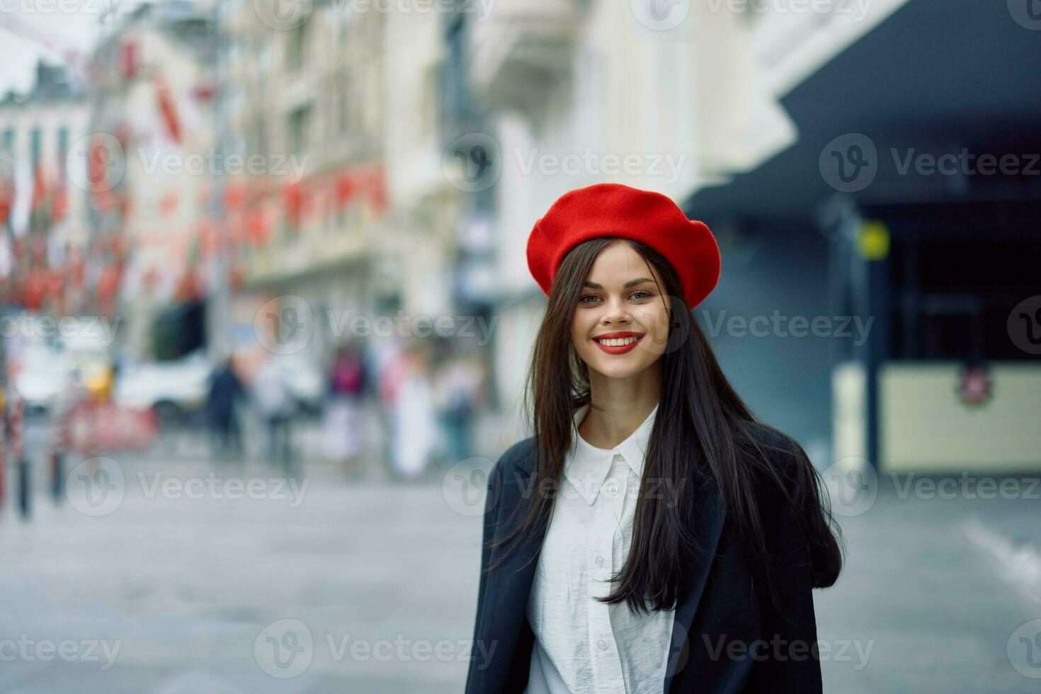 felicidade mulher saltos e corre, Segue mim anda em anda em dentro a cidade contra a pano de fundo do escritório edifícios, à moda elegante vintage roupas e inventar, Primavera andar, viagem. foto