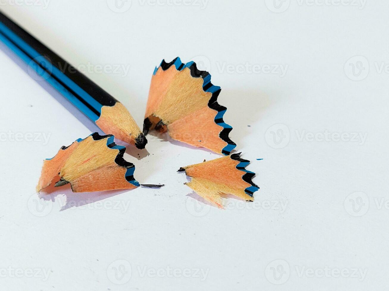 lápis com aparas de afiar no fundo branco foto