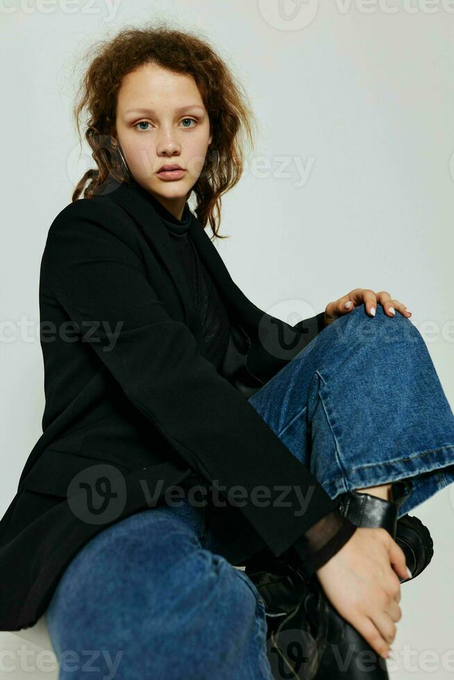 retrato do uma jovem mulher elegante estilo Preto blazer posando estilo de vida inalterado foto