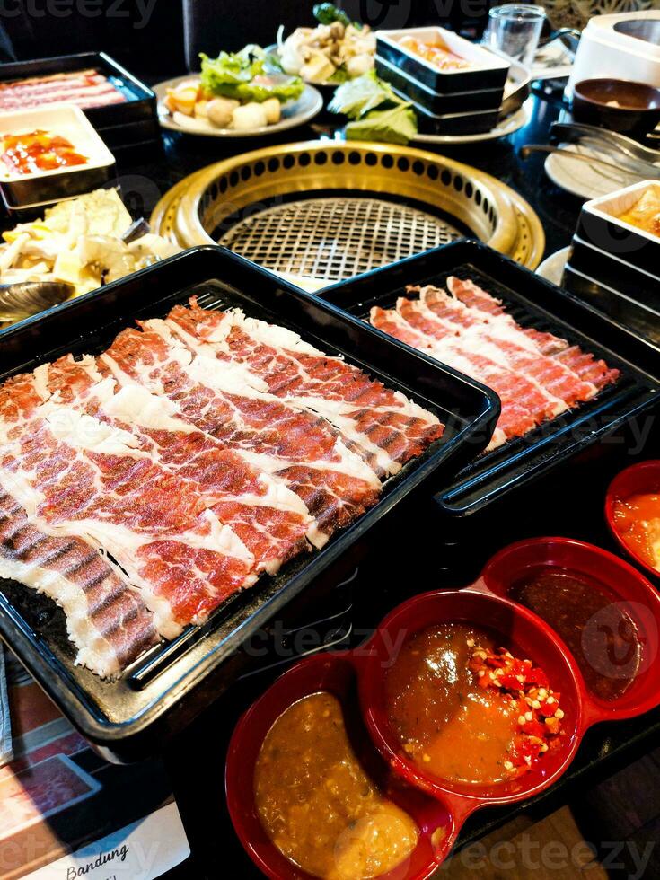 fatia de carne crua para churrasco ou yakiniku de estilo japonês foto