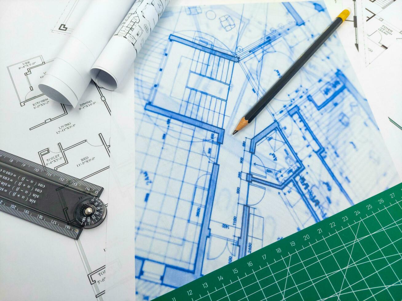 lápis, governante, verde fosco e papel Engenharia casa desenhos e projetos. foto
