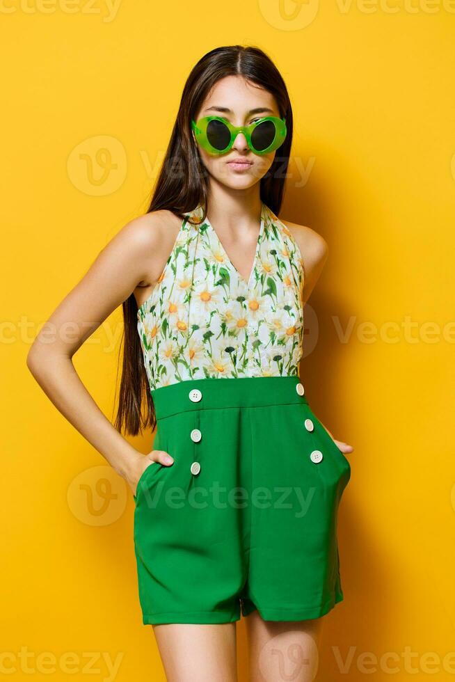 mulher jovem feliz amarelo emoção à moda oculos de sol estilo lindo moda pessoa foto