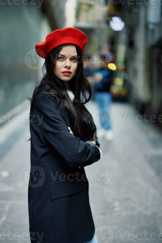 moda mulher retrato caminhando turista dentro à moda roupas com vermelho lábios caminhando baixa limitar cidade rua, viagem, cinematográfico cor, retro vintage estilo, dramático Veja sem sorrir tristeza. foto