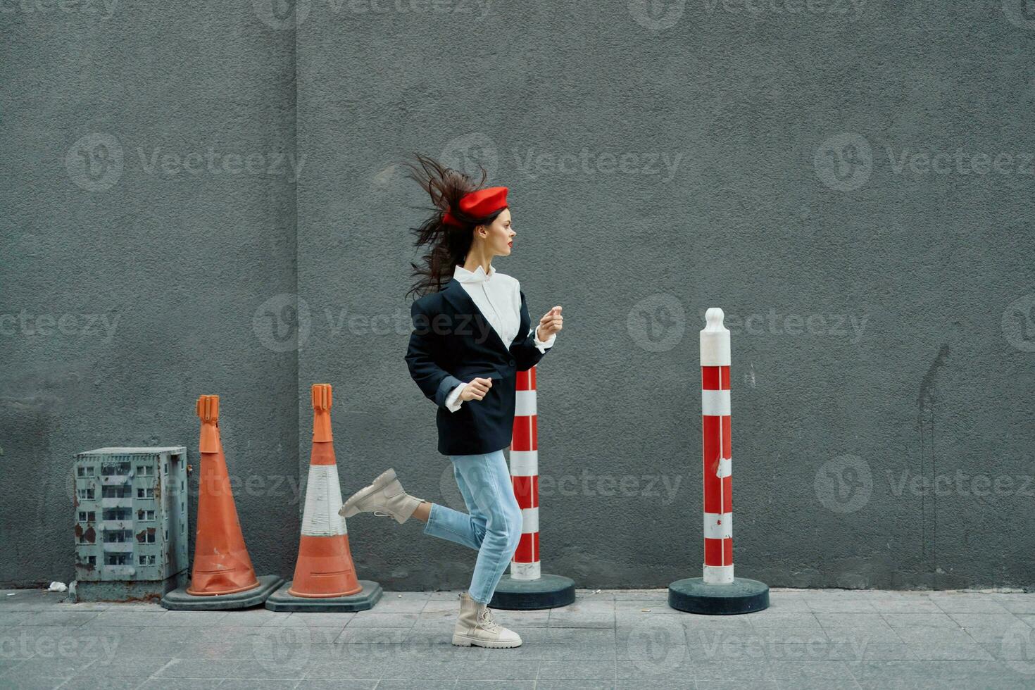 moda mulher corrida baixa a rua dentro frente do a cidade turista dentro à moda roupas com vermelho lábios e vermelho boina, viagem, cinematográfico cor, retro vintage estilo, atrasado para trabalhar. foto
