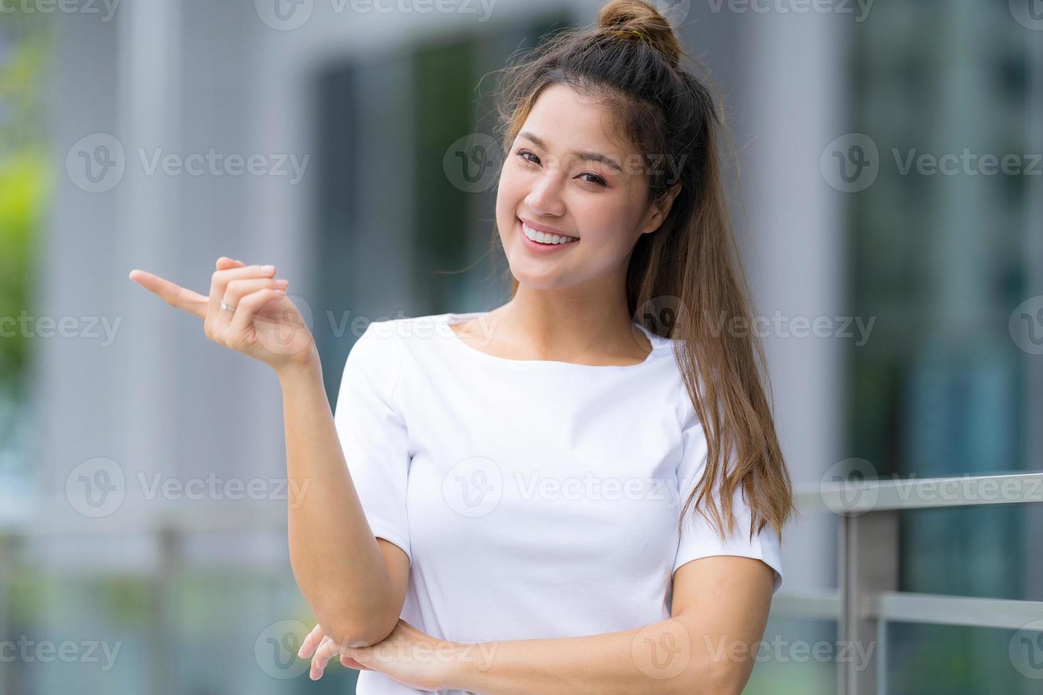 mulher de camiseta branca e jeans azul foto