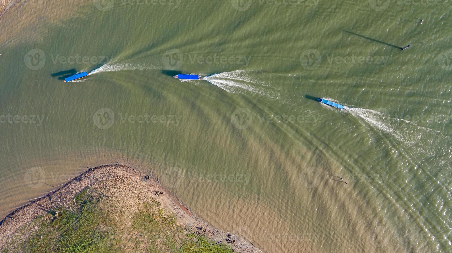 vista aérea superior do barco turístico em sangklaburi, na província de kanchanaburi, tailândia foto