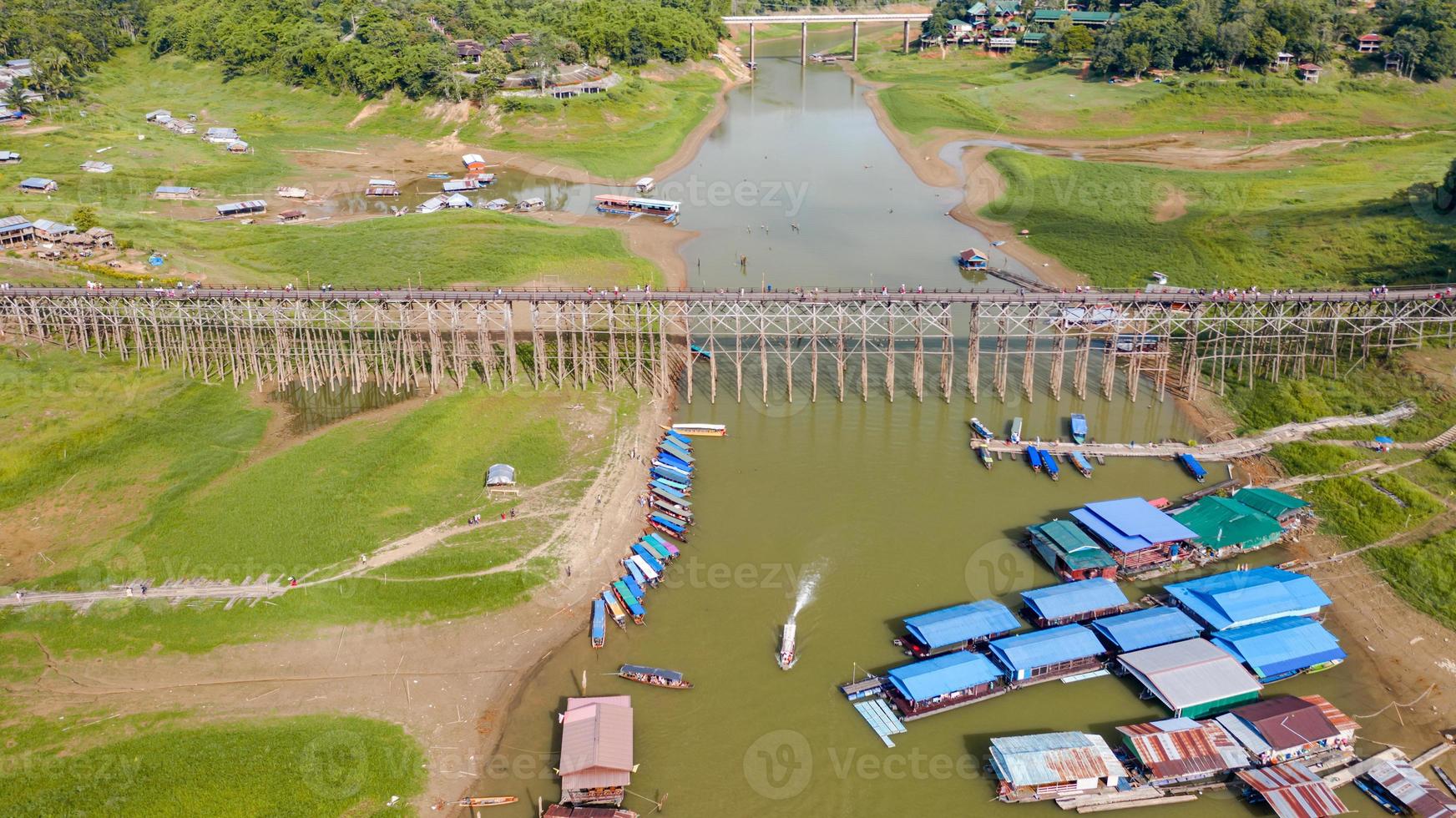 vista aérea superior da ponte de madeira com barco turístico na Tailândia foto