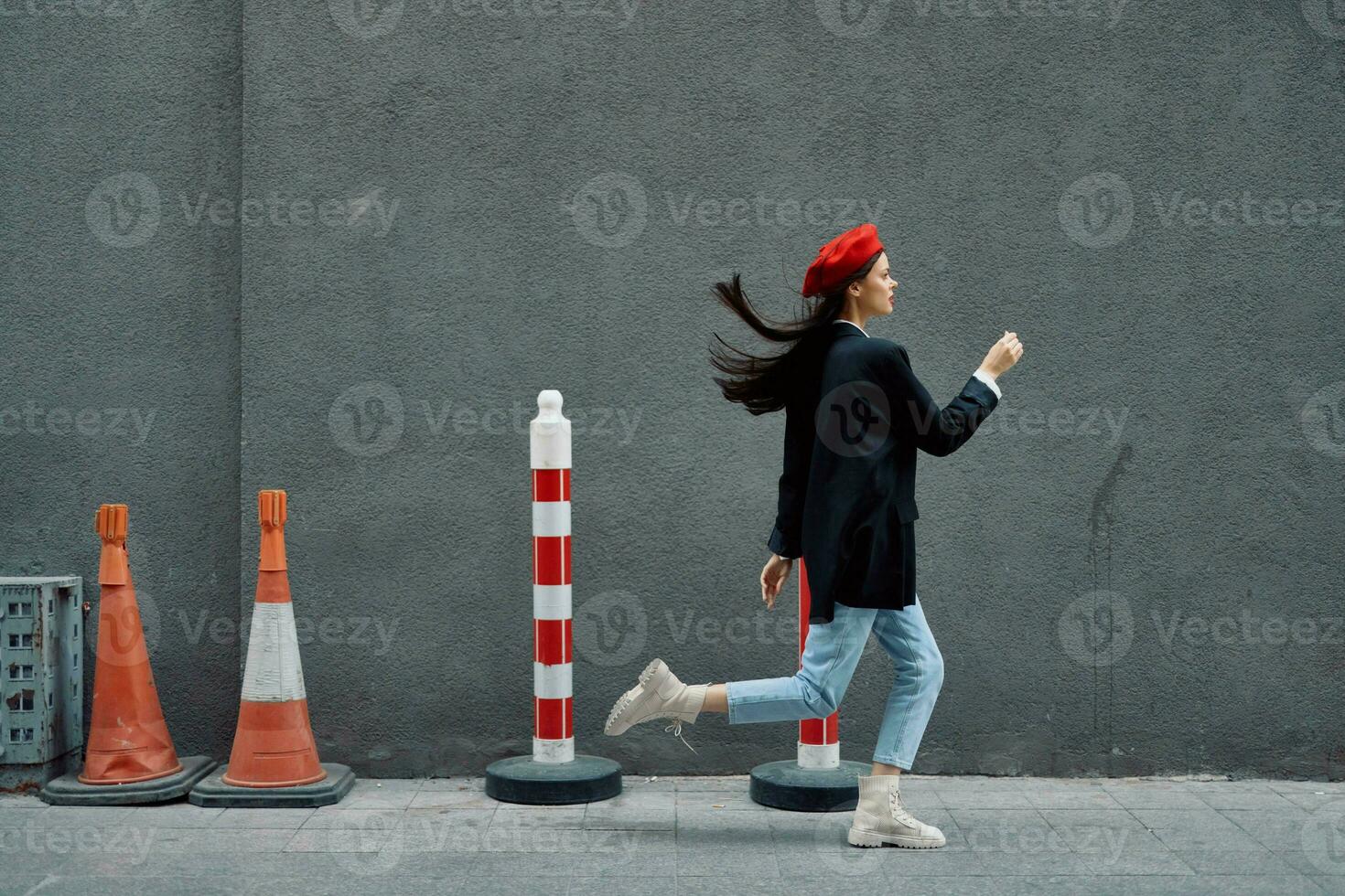 moda mulher corrida baixa a rua dentro frente do a cidade turista dentro à moda roupas com vermelho lábios e vermelho boina, viagem, cinematográfico cor, retro vintage estilo, atrasado para trabalhar, correr. foto