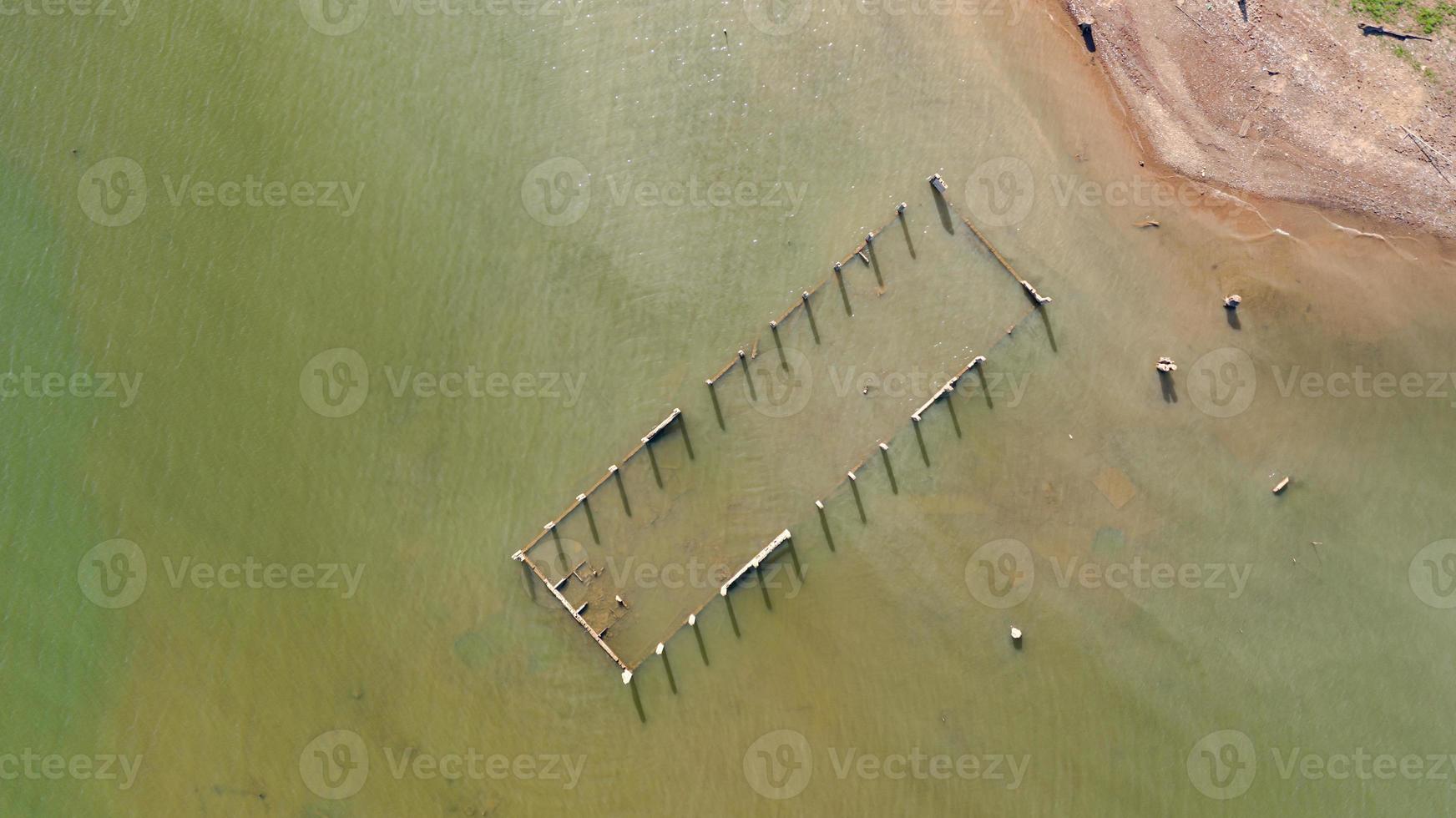 vista aérea superior de templos antigos na água em sangklaburi, na província de kanchanaburi foto