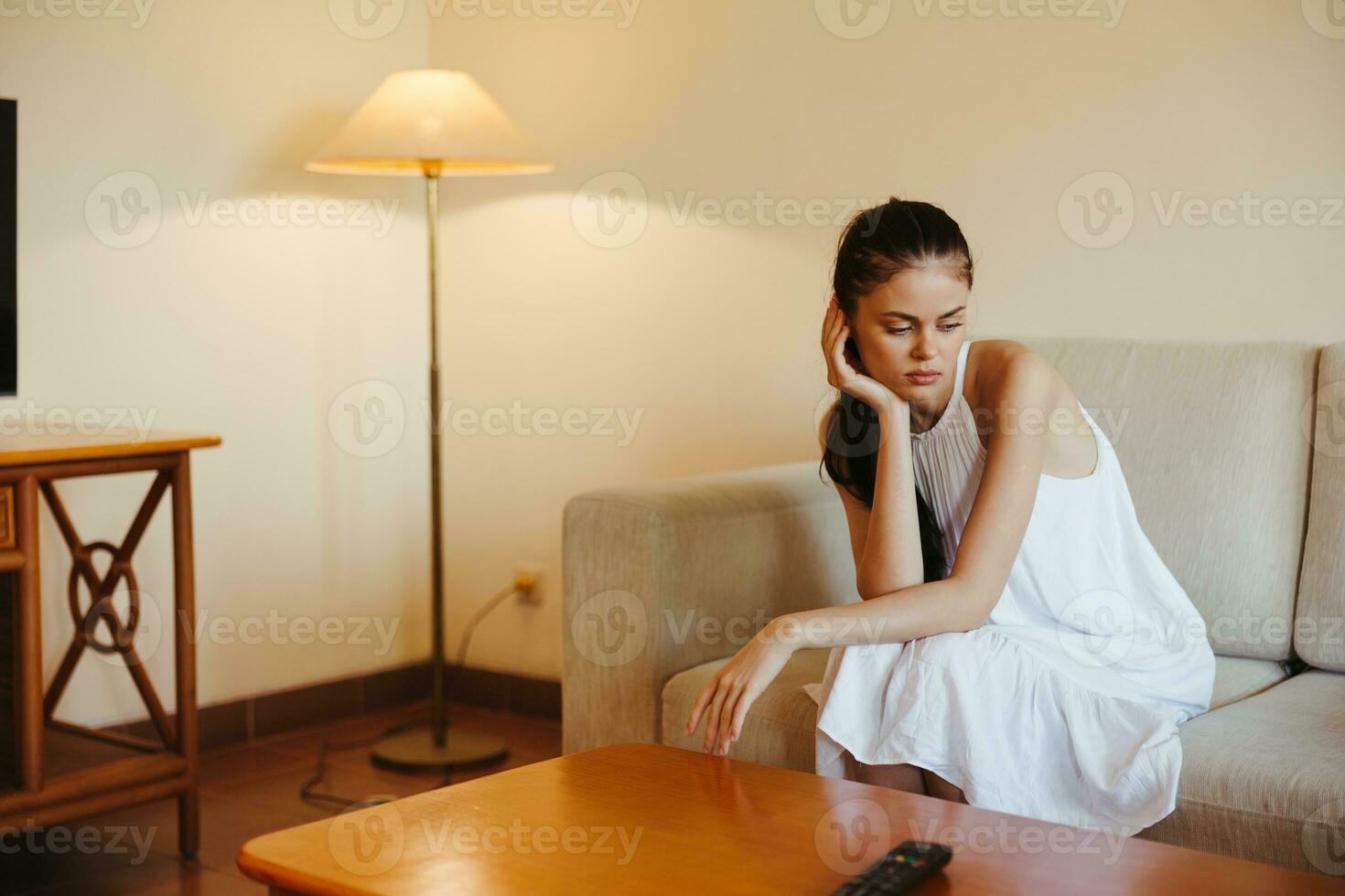 triste mulher depressivo sentado em a sofá às lar, ansiedade transtorno sozinho sem a Socorro do uma psicólogo foto