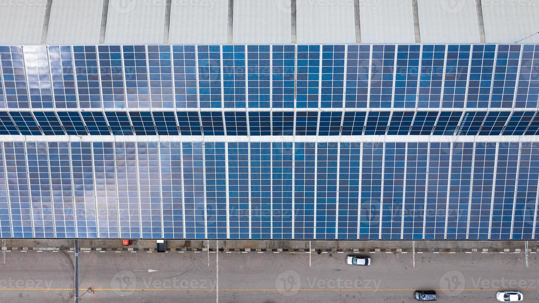 vista aérea superior das células solares no telhado foto