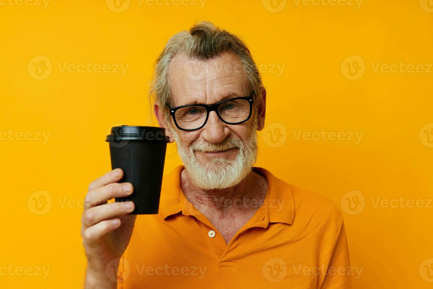 Senior grisalho homem com Preto descartável copo amarelo fundo foto