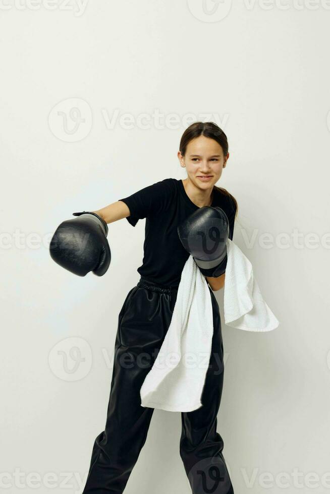 lindo menina com toalha boxe Preto luvas posando Esportes estilo de vida inalterado foto