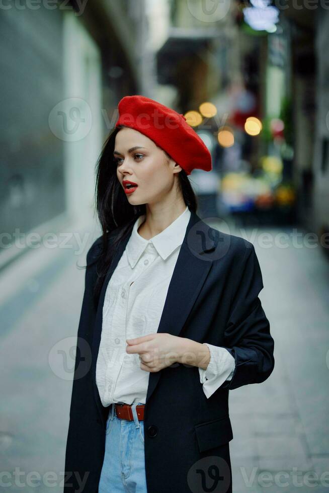 moda mulher sorrir com dentes retrato caminhando turista dentro à moda roupas dentro Jaqueta com vermelho lábios caminhando baixa limitar cidade rua vôo cabelo, viagem, cinematográfico cor, retro vintage estilo. foto