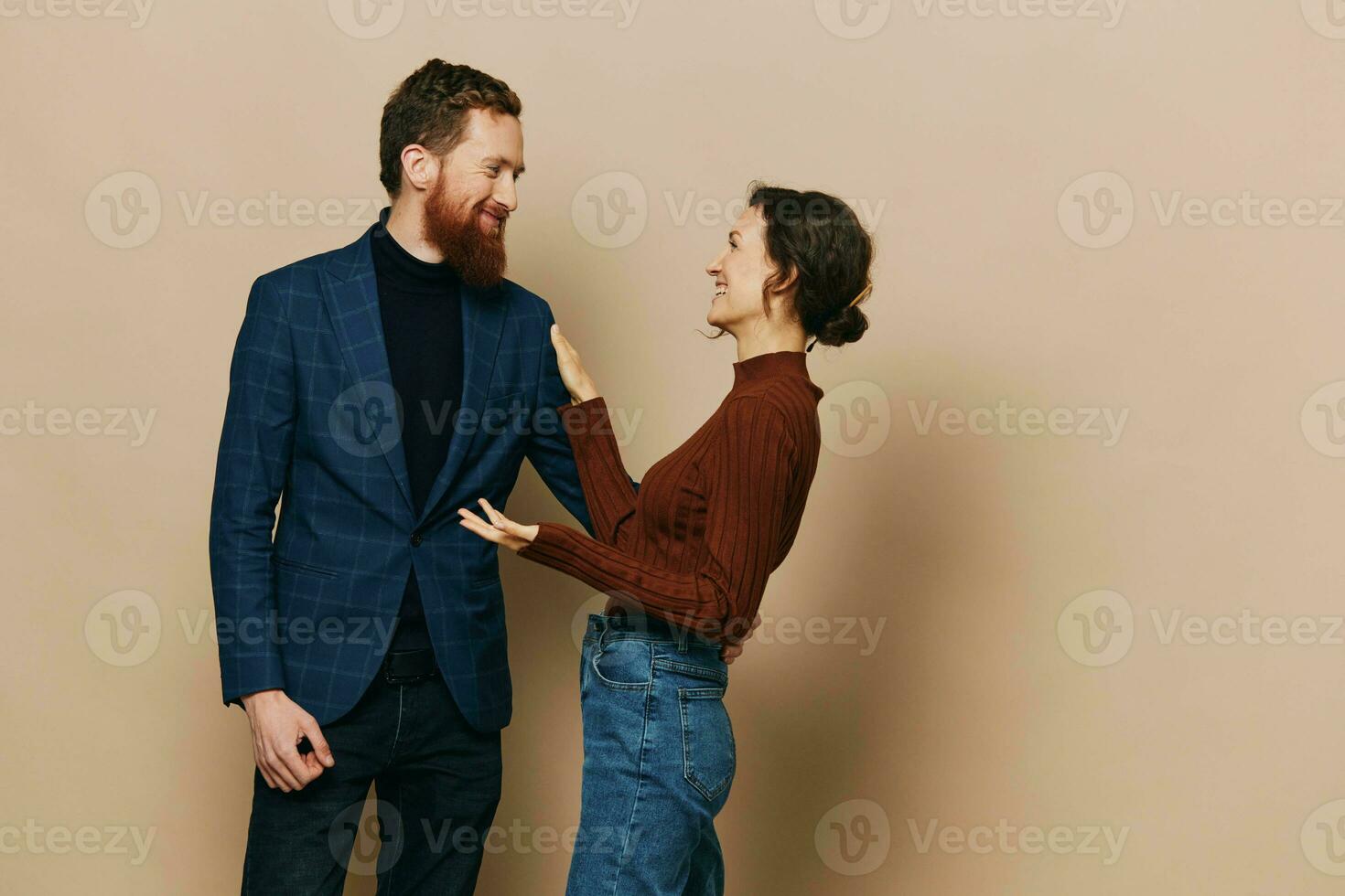 homem e mulher casal dentro uma relação sorrir e interação em uma bege fundo dentro uma real relação entre pessoas foto